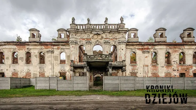 Piękne pałace i zamki, które są juz opuszczone znajdujące się w Polsce