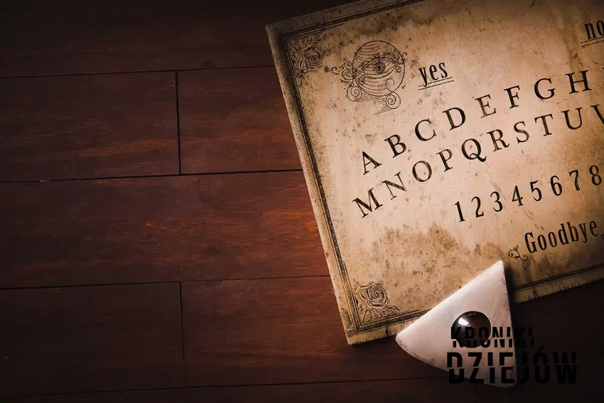 Tablica Ouija podczas seansu spirytystycznego