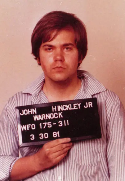 John Warnock Hinckley Jr., zamachowiec Ronalda Regana oddał 6 strzałów przed hotelen Hilton, dlaczego zamachowiec zaatakował Ronalda Reagana