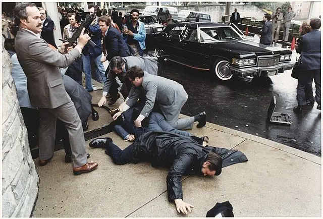 Przebieg zamavhu na Ronalda Reagana, kiedy miał miejsce zamach na prezydenta Stanów Zjednoczonych Ronalda Reagana