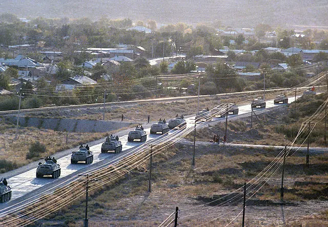 Pojazdy radzieckie wyjeżdżające z Afganistanu, jak doszło do inwazji wojsk radzieckich na Afganistan, przebieg interwencji wojsk ZSRR w Afganistanie