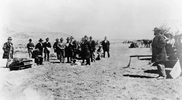 John D. Lee siedzący nad swoim grobem, zamachowiec John D. Lee tuż przed swoją śmiercią, czym była Masakra w Mountain Meadows, jak wyglądał przebieg Masakry w Mountain Meadows