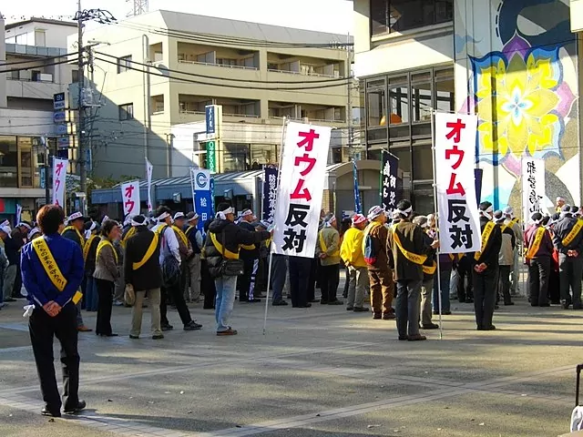 Protest przeciw Aum Shinrikyo w Japonii