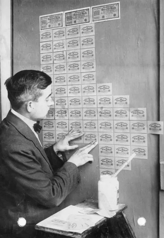 Banknoty były używane nawet do tapetowania ścian, fot. Pahl, Georg, Bundesarchiv, domena publiczna