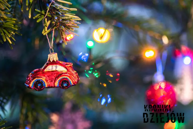 Bombka w kształcie samochodu, nietypowe ozdoby świąteczne, szklane bombki, skąd wywodzi się tradyzja ubierania choinki