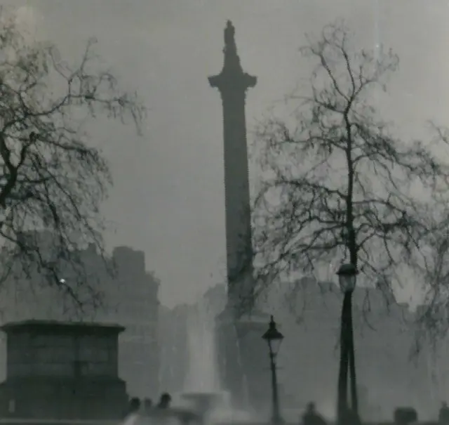 Wielka londyńska mgła, która okazała się być smogiem, a także Kolumna Nelsona podczas Wielkiego smogu londyńskiego w 1952 roku