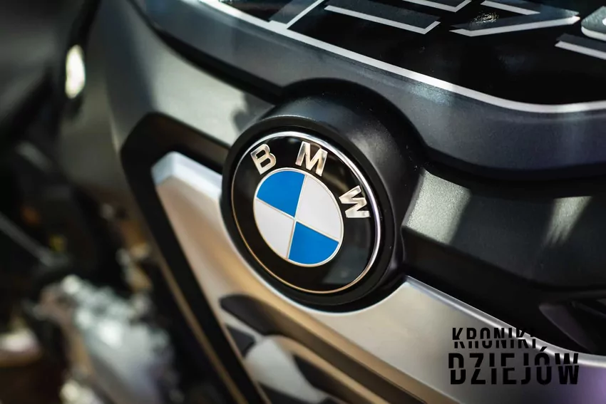 Logo BMW na tle historii