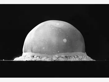 Ilustracja artykułu narodziny bomby atomowej. odkrycia i decyzje, które zmieniły świat na zawsze