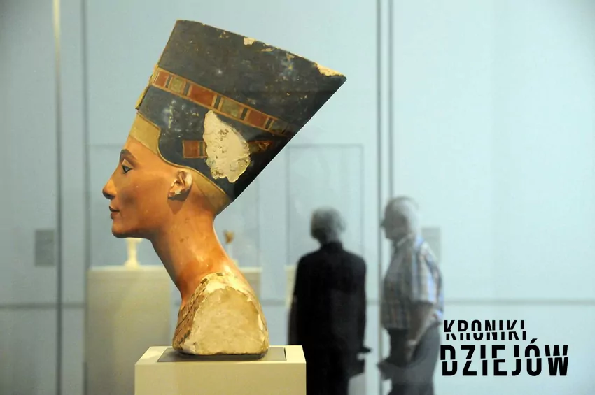 Popiersie Nefertiti z profilu