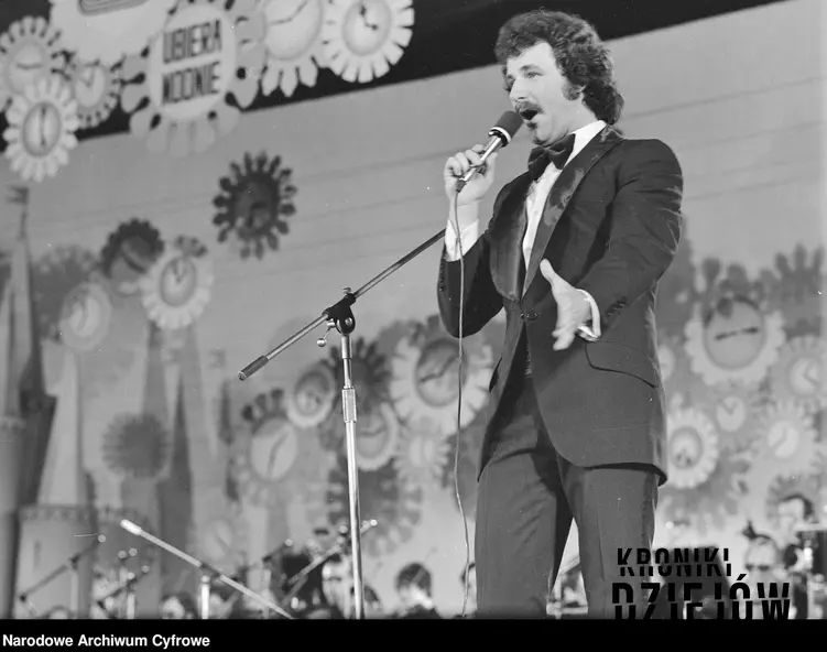 Krzysztof Krawczyk podczas występu na XII Krajowym Festiwalu Piosenki Polskiej w Opolu (1974)