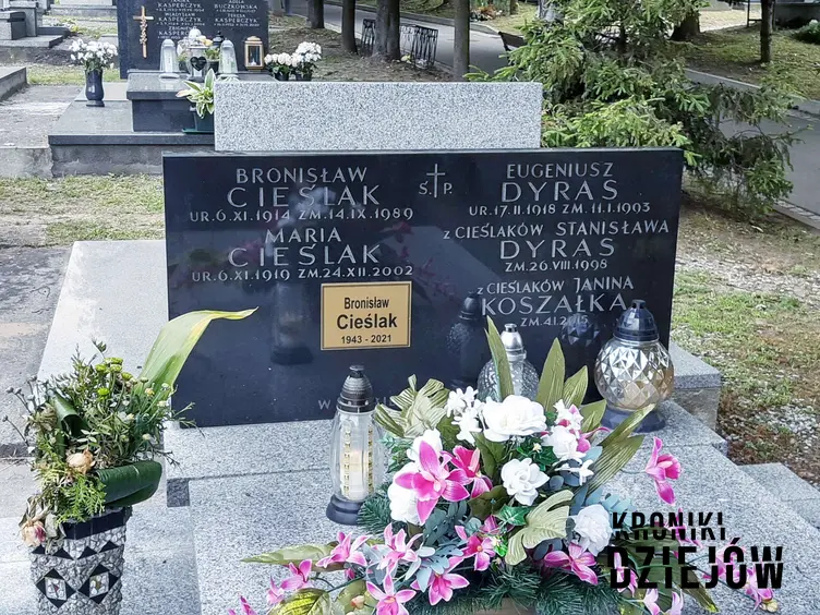Grób Bronisława Cieślaka i jego rodziny, na co zmarł znany aktor?