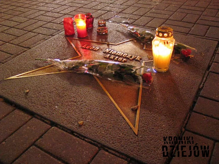 Gwiazda Leona Niemczyka w łódzkiej Alei Gwiazd, fot. domena publiczna, lic. CC BY-SA 2.5 DEED Gwiazda Leona Niemczyka z kwiatami