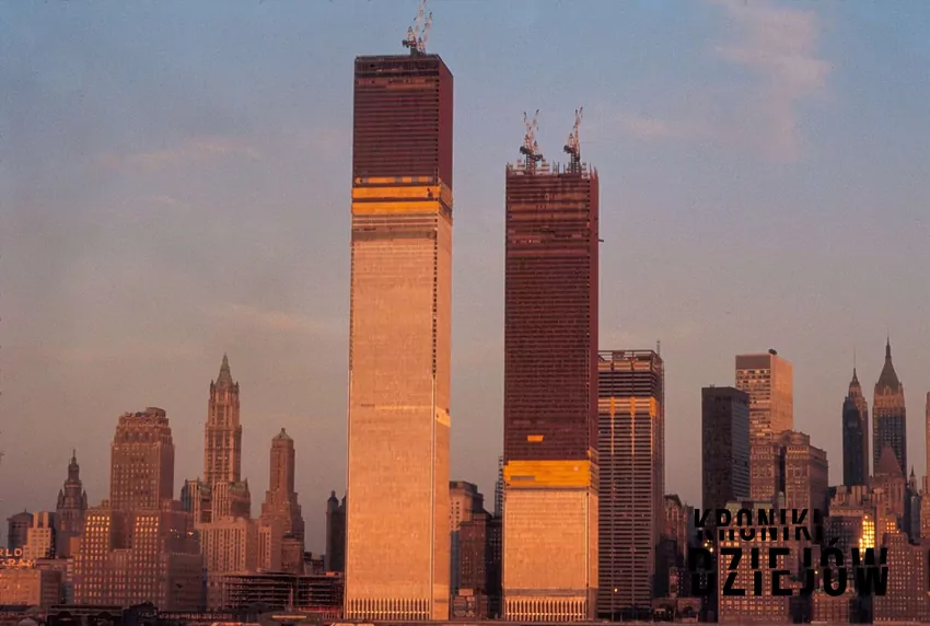 Budowa wież World Trade Center, fot. domena publiczna/Wikipedia Wieże WTC w czasie budowy