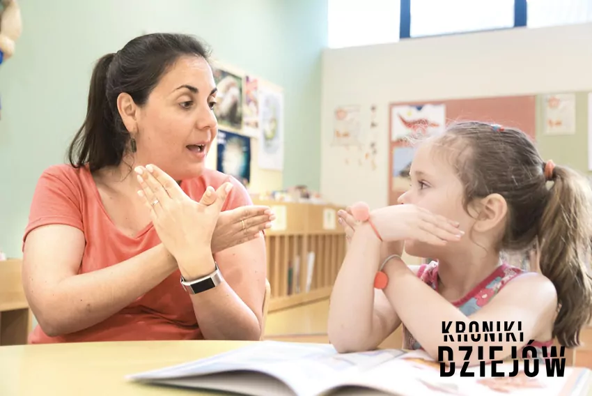 Język migowy służy do komunikowania się bez zmysłu słuchu Język migowy i jego historia, a także struktura, zasięg oraz zastosowanie i najważniejsze informacje