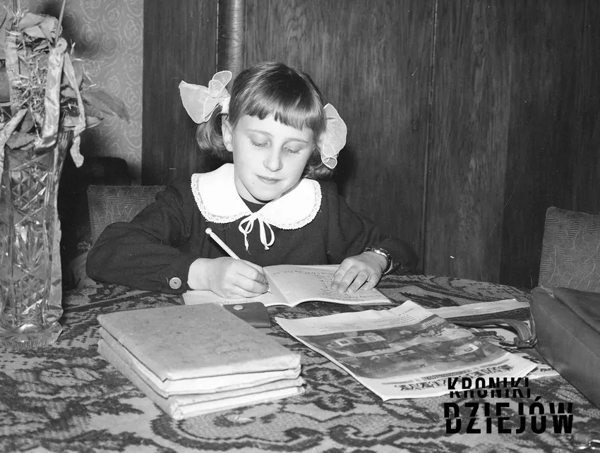 Dziewczyna odrabiająca lekcje