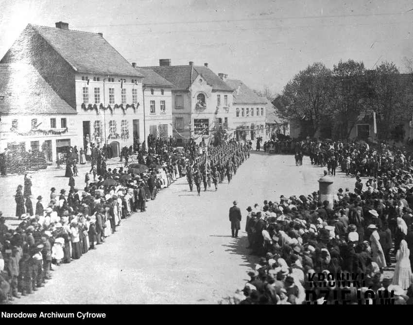 Przemarsz defilady wojskowej przez Rynek w czasie powstania wielkopolskiego Powstanie wielkopolskie 1918-1919 r., czyli przebieg wydarzenia, data oraz najważniejsze informacje i przywódcy