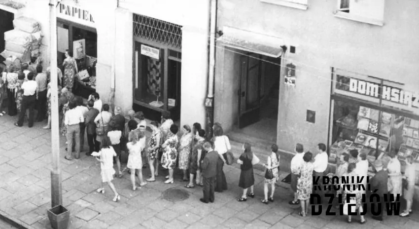 Komitety kolejkowe, PEWEXy i inne zjawiska PRLu, które teraz już nie funkcjonują - garść ciekawostek o życiu w PRLu