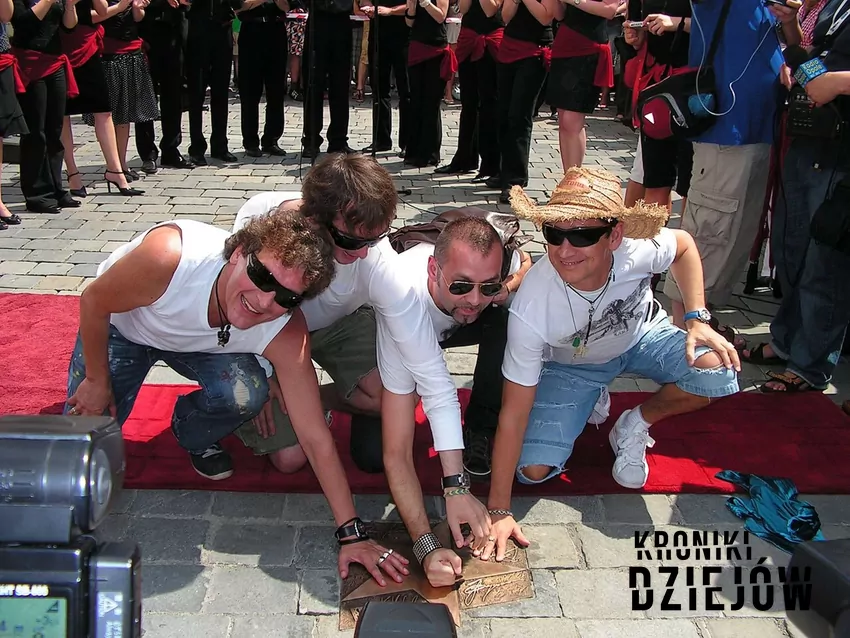 Zespół po otrzymaniu swojej gwiazdy w Alei Gwiazd Polskiej Piosenki w Opolu (2007), fot. Bartek Banachowski, lic. CC BY 3.0/Wikipedia Członkowie zespołu Lady Pank