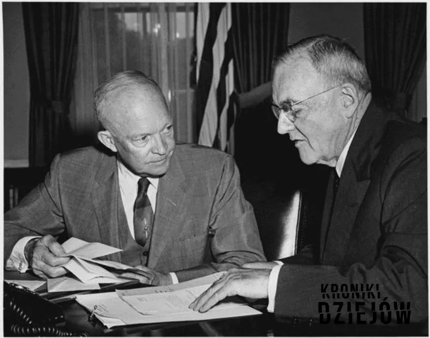 Prezydent USA Dwight Eisenhower z sekretarzem stanu Johnem Fosterem Dullesem, głównym autorem gwatemalskiego zamachu stanu