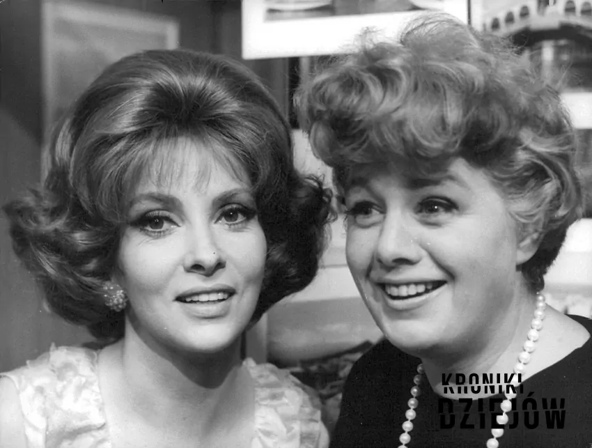 Shelley Winters i Gina Lollobrigida (z lewej) w trakcie zdjęć do filmu "Dobranoc Signora Campbell" (1968). Pierwsza z wymienionych aktorek słynęła z ogromnego dystansu do własnej osoby, fot. domena publiczna Shelley Winters i Gina Lollobrigida na planie "Dobranoc Signora Campbell" z 1968 roku