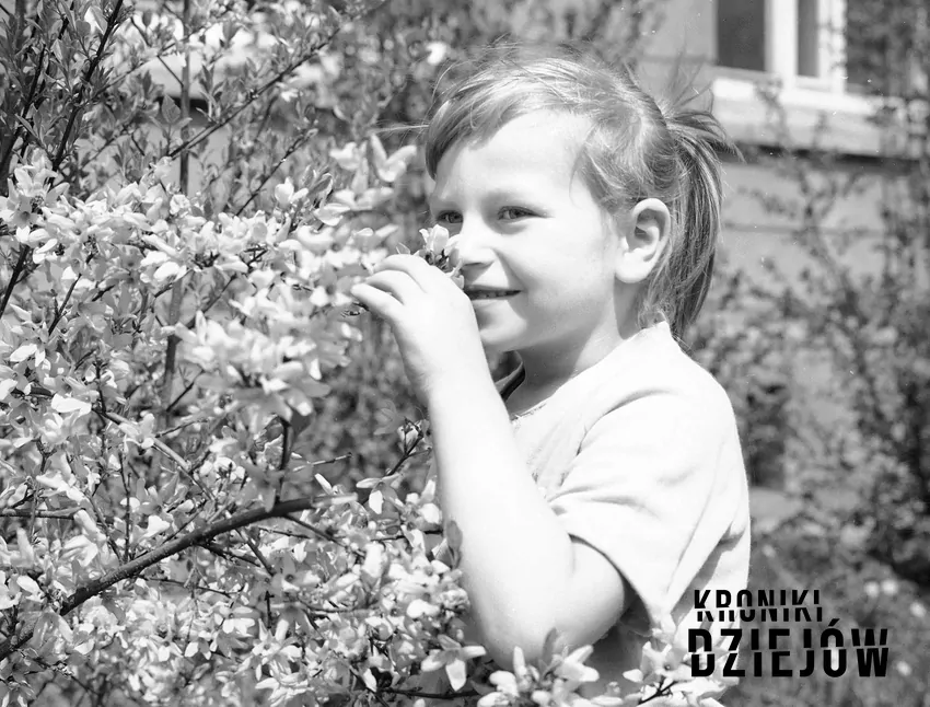 Niektóre imiona żeńskie popularne w PRL-u są teraz zapomniane, fot. domena publiczna/Narodowe Archiwum Cyfrowe Dziewczynka na zdjęciu