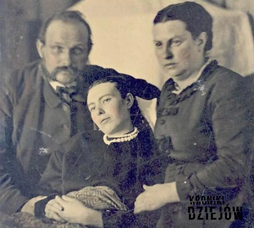 Rodzice ze zmarłą córką, fotografia z epoki wiktoriańskiej