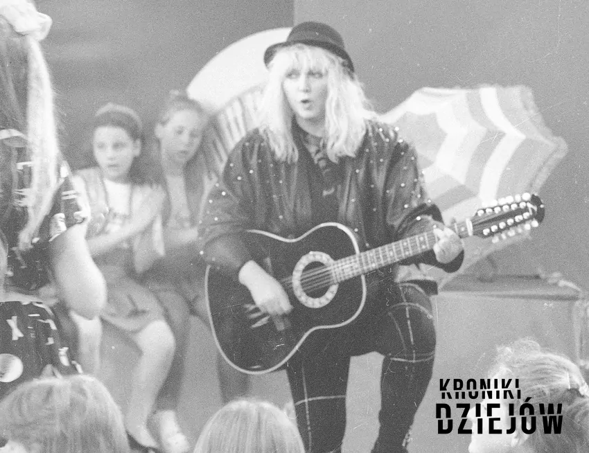 Maryla Rodowicz na koncercie dla dzieci, fot. Narodowe Archiwum Cyfrowe Maryla Rodowicz z gitarą