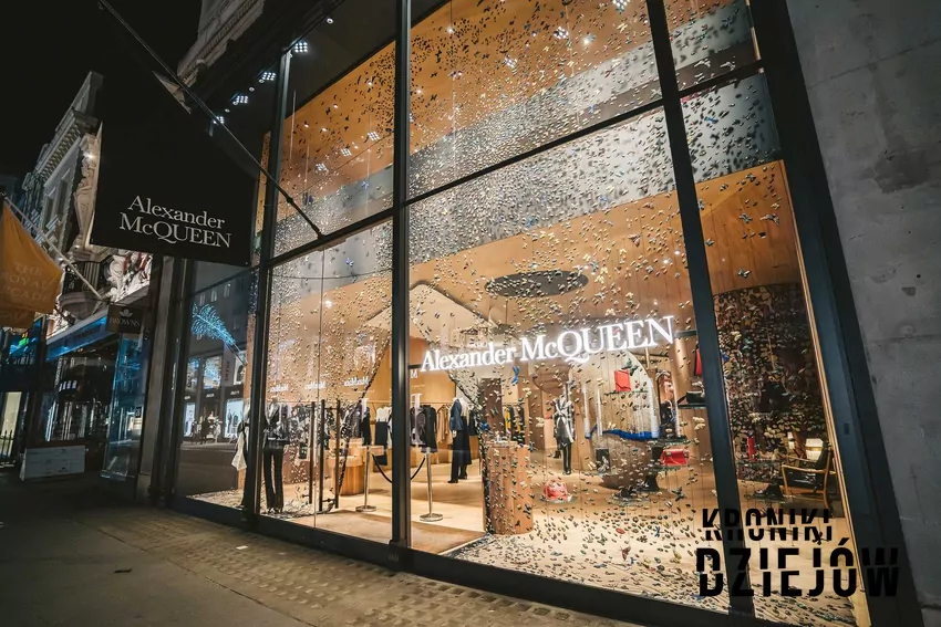 Sklep Alexandra McQueena Aleksander McQueen i jego historia, czyli wielka kariera w świecie mody, osiągnięcia oraz okoliczności śmierci