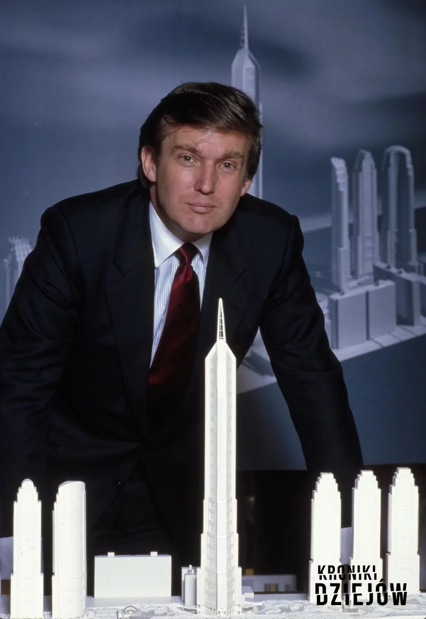Donald Trump z modelem jednego ze swoich przerwanych projektów deweloperskich na Manhattanie (1985)