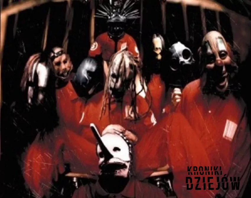 Zespół Slipknot na okładce swojego debiutanckiego krążka, Slipknot (1999) - fot. licencja Fair Use Zespół Slipknot i jego historia krok po kroku, czyli powstanie, dyskografia, piosenki, członkowie zespołu