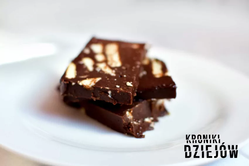 Blok czekoladowy z herbatnikami, największy słodki przysmak z PRL TOP 10 słodkości, które były popularne w PRL, czyli słodycze, które Polacy uwielbiali