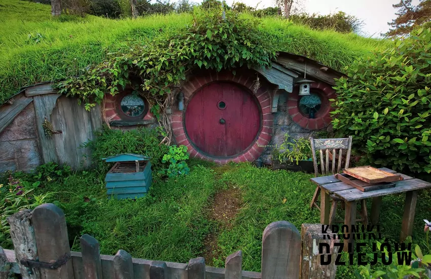 Chatka hobbita, fantastycznej istoty z kart powieści J. R. R. Tolkiena Życiorys J.R.R. Tolkiena, czyli historia pisarza, życie prywatne, sława, daty, najważniejsze informacje