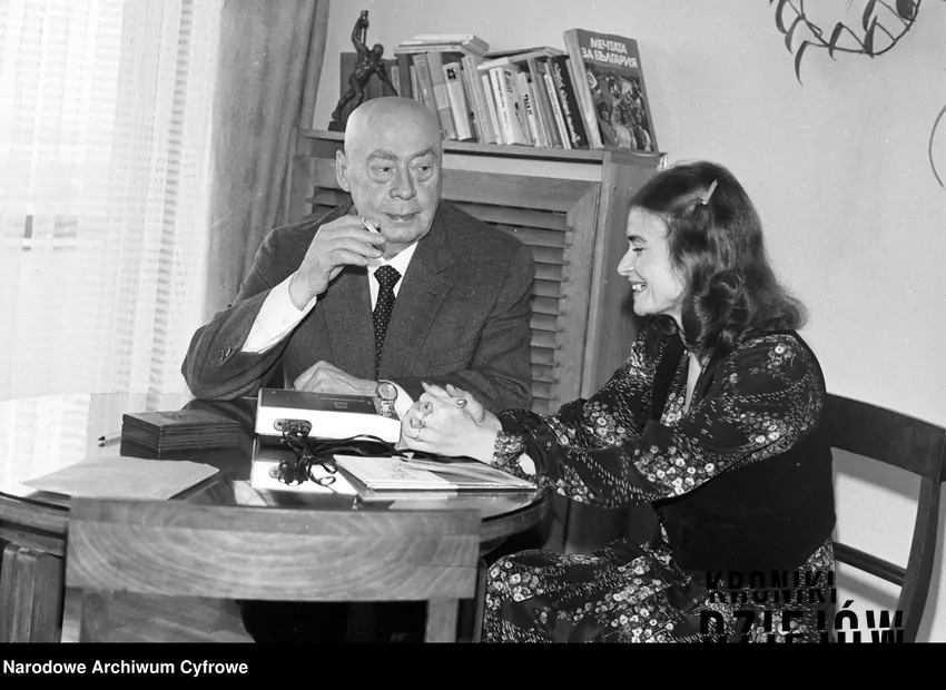 Cyrankiewicz w czasie wywiadu, fot. domena publicza/Narodowe Archiwum Cyfrowe Cyrakiewicz z dziennikarką