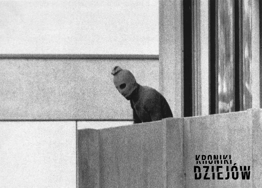 Zamaskowany porywacz na balkonie wioski olimpijskiej w Monachium (1972)