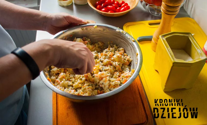 Sałatka jarzynowa była niekwestionowaną „królową” PRL-owskich przyjęć 10 potraw najbardziej popularnych na imprezy w PRL-u, czyli jakie potrawy były najbardziej popularne