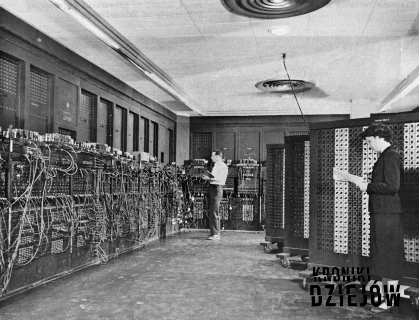 Komputer ENIAC około 1947 roku - fot. domena publiczna Pierwsze komputery i ich powstawanie, narodziny epoki cyfrowej oraz najważniejsze informacje o twórcach krok po kroku