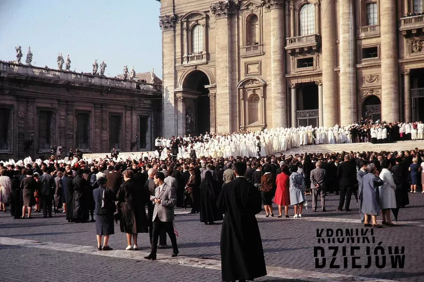 Wielka procesja kapłanów podczas Soboru Watykańskiego II - fot. domena publiczna Księża i celibat oraz historia celibatu w Kościele Katolickim, jego znaczenie i najważniejsze informacje