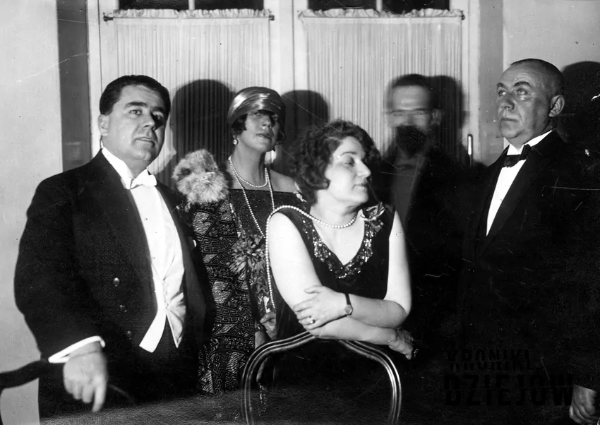 Stefan Ossowiecki (pierwszy od prawej) wśród gości przyjęcia noworocznego u prezydenta RP Stanisława Wojciechowskiego, fot. domena publiczna/Narodowe Archiwum Cyfrowe Stefan Ossowiecki (pierwszy od prawej) wśród gości przyjęcia noworocznego u prezydenta RP Stanisława Wojciechowskiego