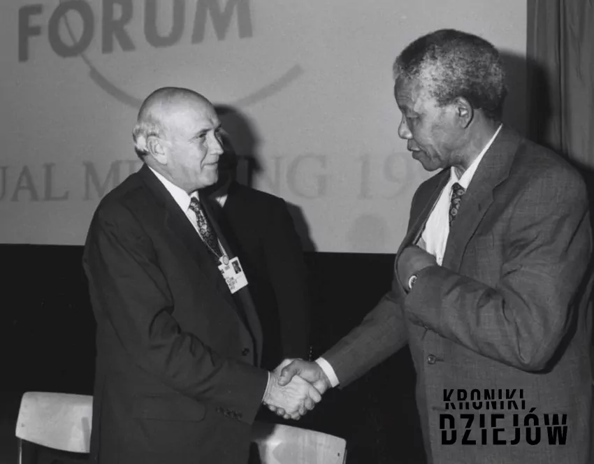 Prezydent de Klerk i Nelson Mandela na szczycie w Davos. Fot.: World Economic Forum licencja CC BY-SA 2.0 Broń atomowa w RPA, czyli rezygnacja z broni, informacje, daty, warunki rozbrojenia