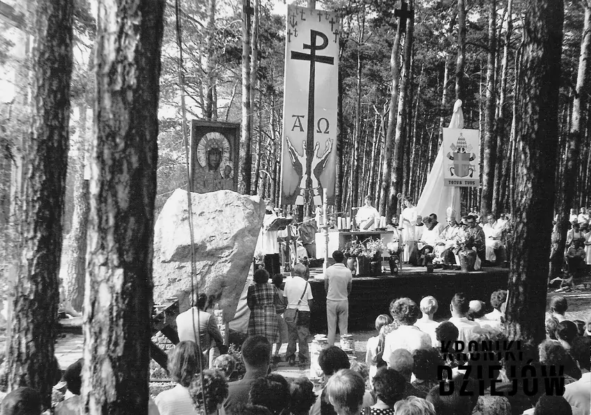 Msza odbywająca się w lesie w czwartą rocznicę katastrofy, fot. Jacek Krzyżyński, domena publiczna (lic. CC BY-SA 3.0) Msza odbywająca się w lesie w czwartą rocznicę katastrofy oraz informacje na temat katastrofy