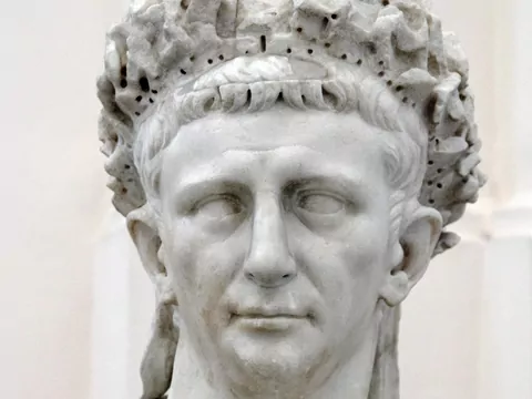 Klaudiusz – geniusz, idiota czy ofiara własnych żon? Cesarz, który ukrywał się za kotarą