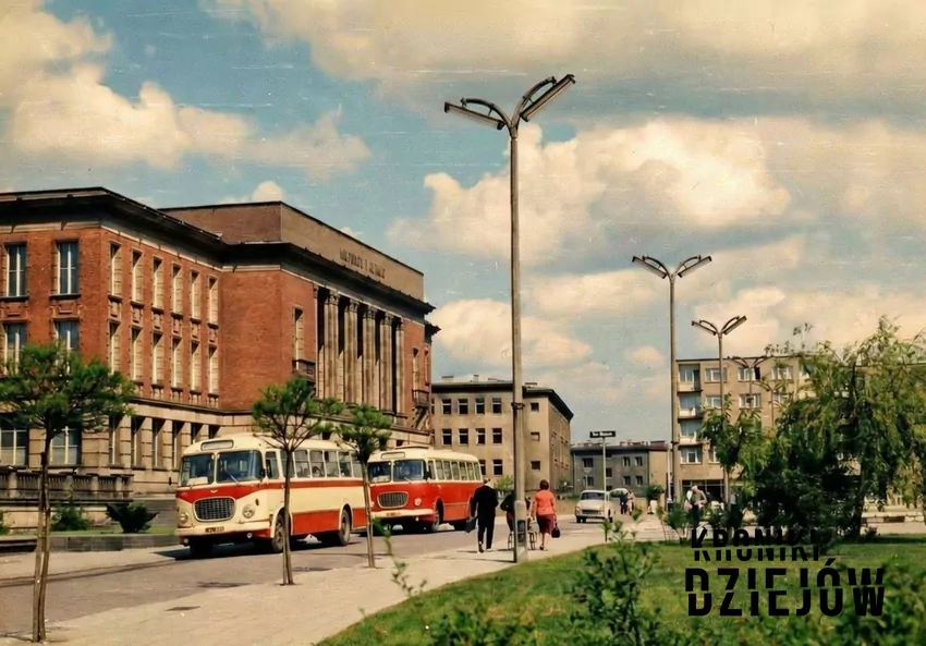 Pałac Kultury Zagłębia z autobusami