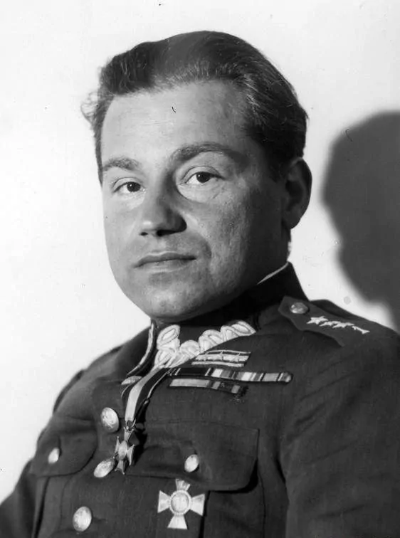 Czarnobiały portret Mieczysława Lepeckiego w mundurze, plany kolonizacji Madagaskaru a społeczność żydowska, wyprawa Arkadego Fiedlera na Madagaskar