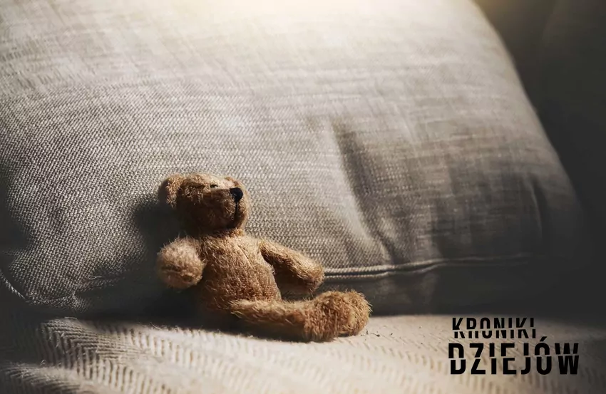 Typowy miś w czasach PRL Zabawki dla dzieci, które były hitem w czasie PRLu, czyli kultowe zabawki, którymi bawiły się dzieci