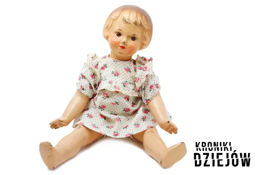 Stara lalka z namalowanymi włosami Zabawki dla dzieci, którymi bawili się najmłodsi w czasie PRL, czyli kultowe zabawki PRL