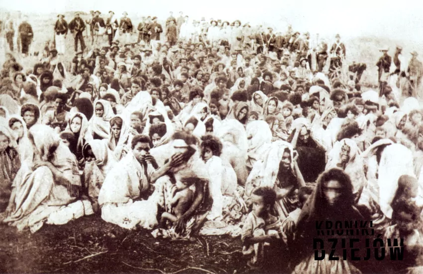 Garstka mieszkańców Canudos, która przeżyła wojnę z republikańskim wojskiem. Wyraźnie widać, że byli to ludzie różnego pochodzenia etnicznego, fot. domena publiczna Garstka mieszkańców Canudos, która przeżyła wojnę z republikańskim wojskiem