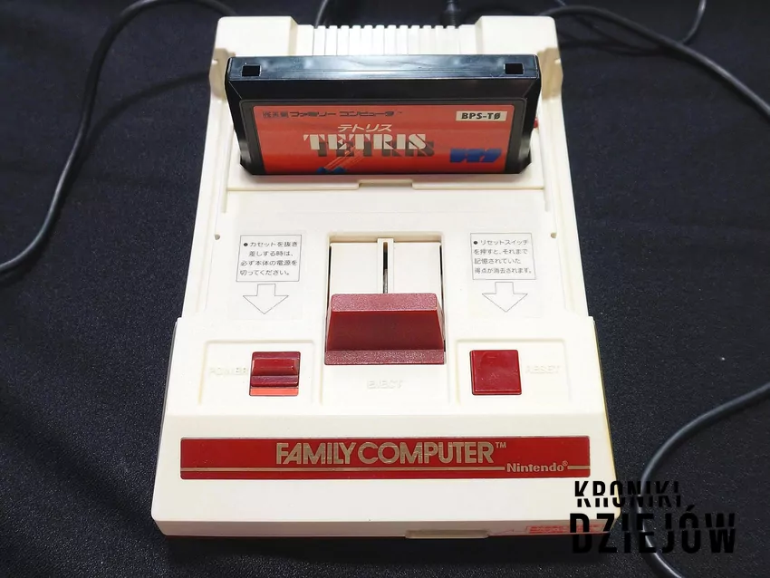 Pierwowzór Pegasusa, japoński Nintendo „Famicom” z kartridżem, fot. domena publiczna/Wikipedia Pierwowzór Pegasusa, japoński Nintendo „Famicom” z kartridżem