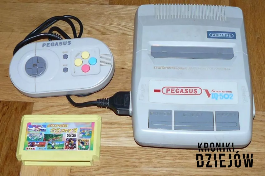 Pegasus „IQ-502” wraz z gamepadem i kartridżem, fot. domena publiczna/Wikipedia Pegasus „IQ-502” wraz z gamepadem i kartridżem
