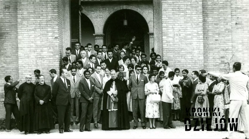 Pius XII w lipcu 1958 roku w otoczeniu członków Kongregacji Rozkrzewiania Wiary