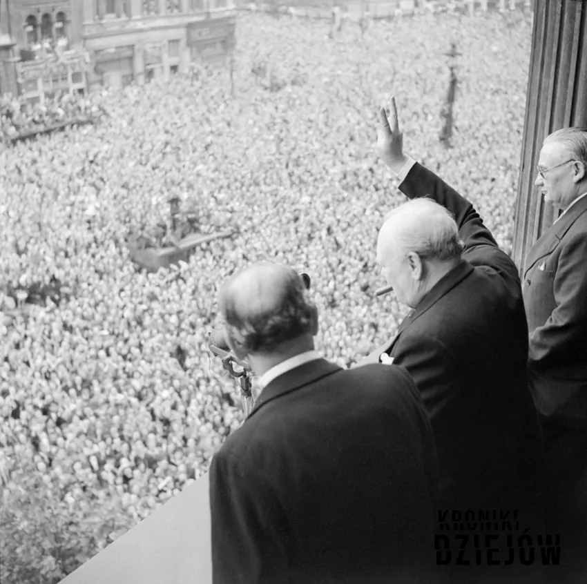 Churchill wykonujący gest zwycięstwa w dzień kapitulacji III Rzeszy (Whitehall, 8 maja 1945 roku)